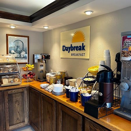 Days Inn By Wyndham Dahlonega University Area Екстериор снимка