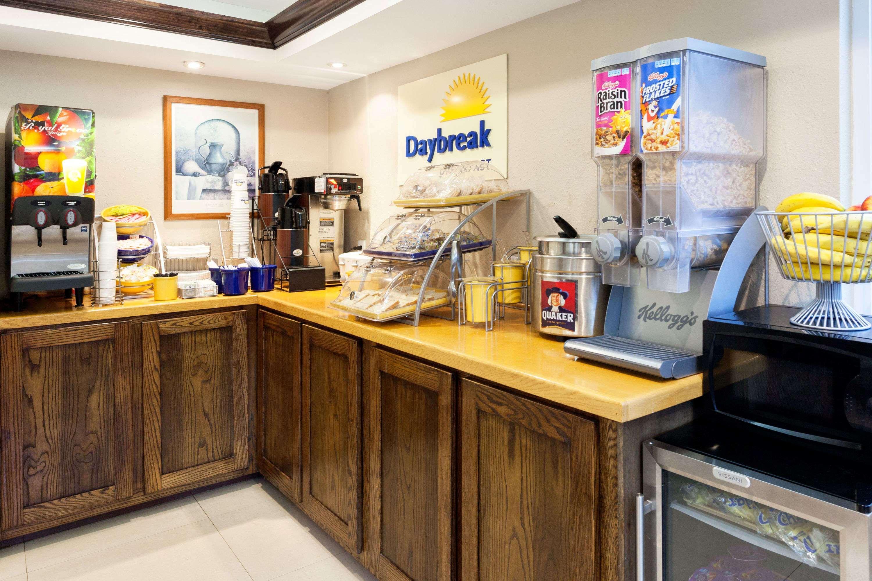 Days Inn By Wyndham Dahlonega University Area Екстериор снимка