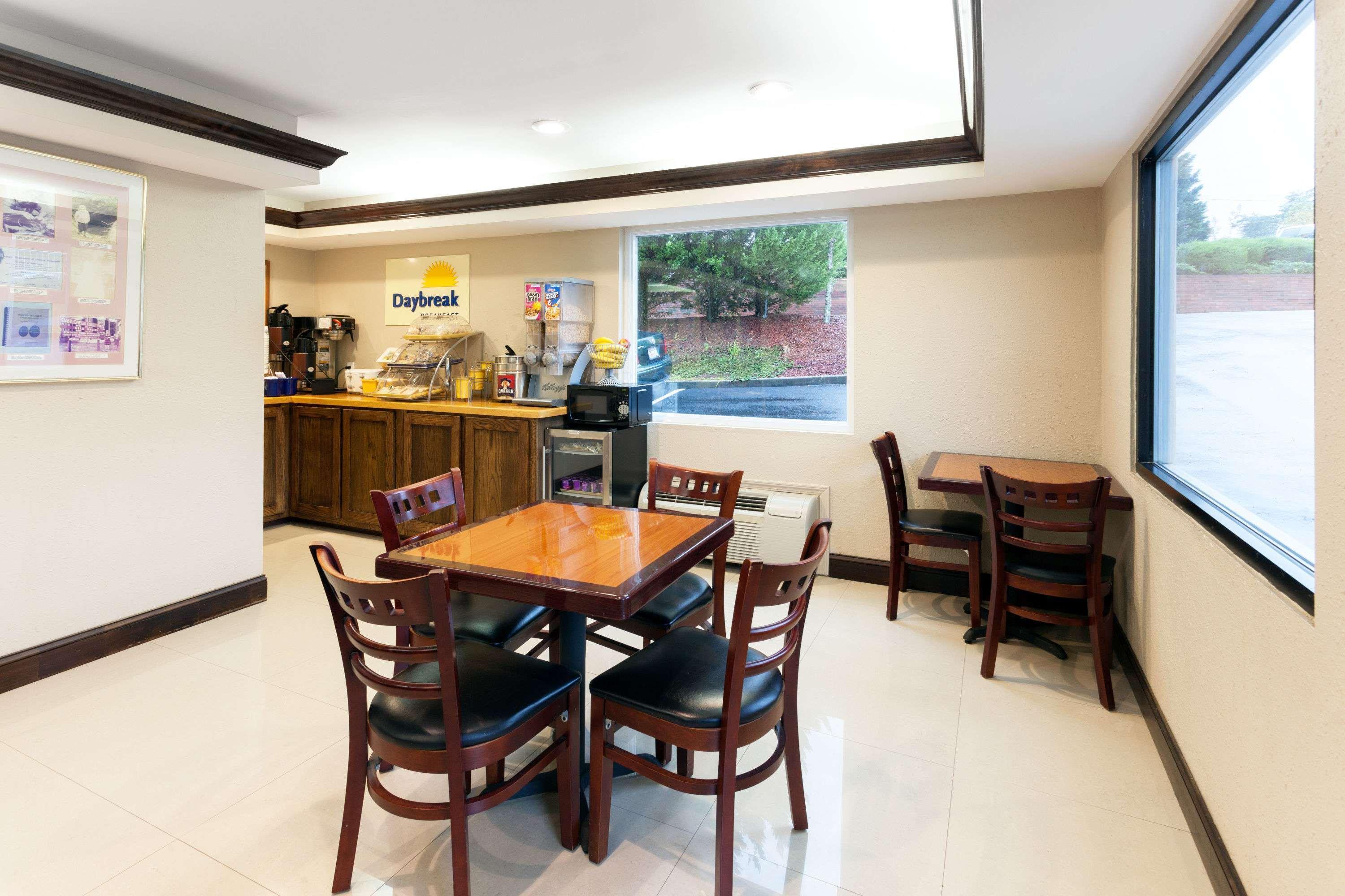 Days Inn By Wyndham Dahlonega University Area Екстериор снимка