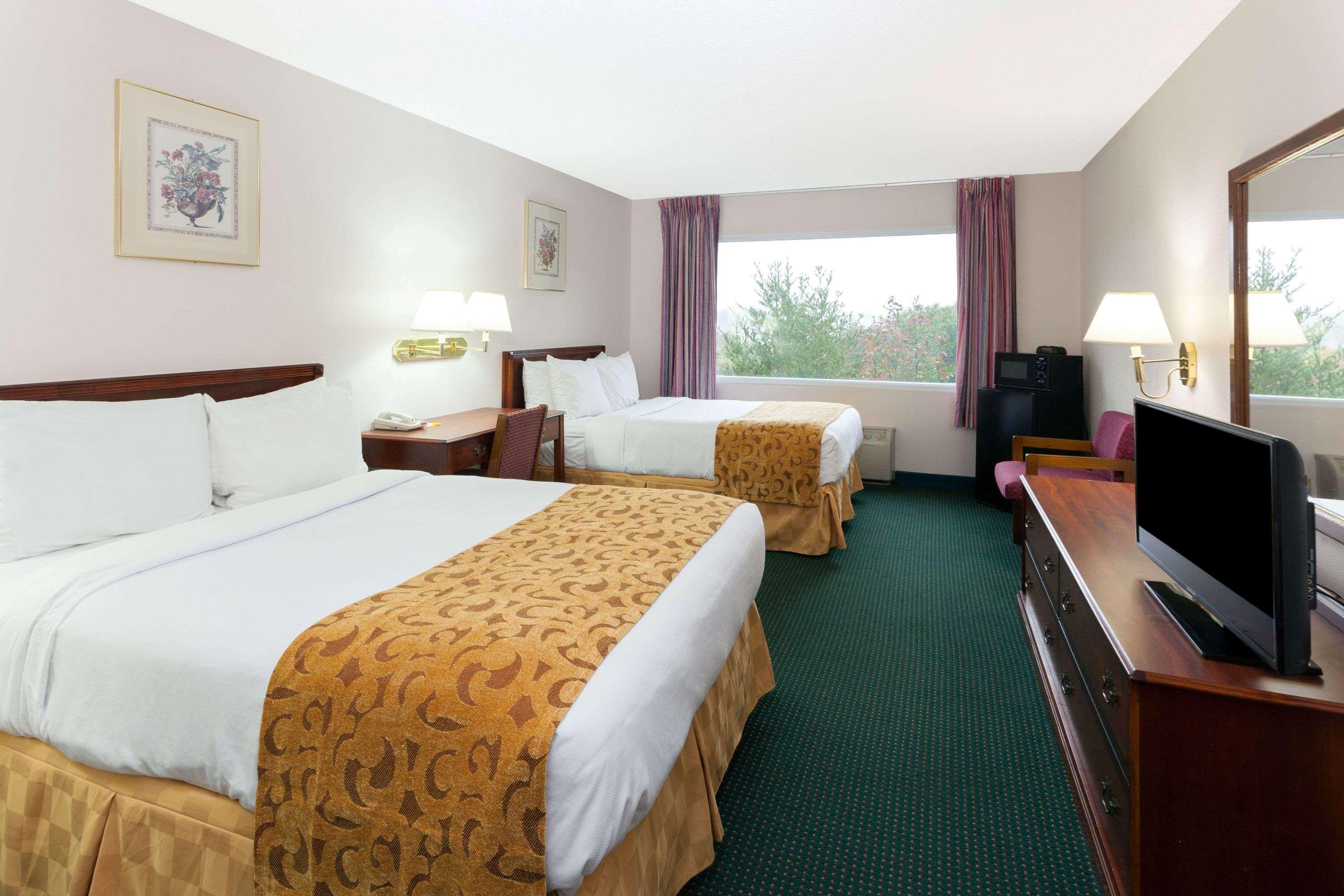 Days Inn By Wyndham Dahlonega University Area Екстериор снимка