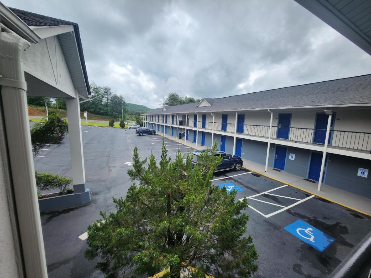 Days Inn By Wyndham Dahlonega University Area Екстериор снимка