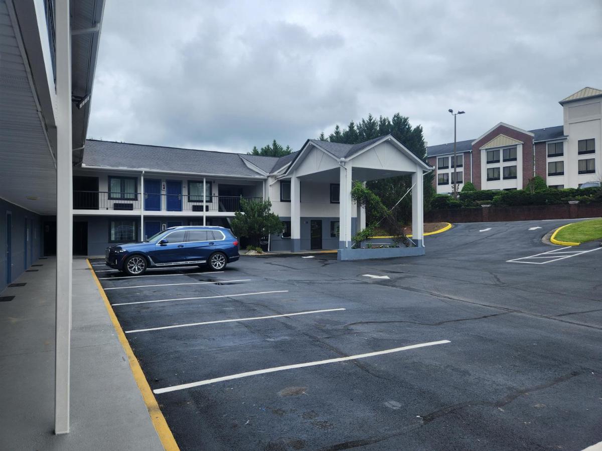 Days Inn By Wyndham Dahlonega University Area Екстериор снимка