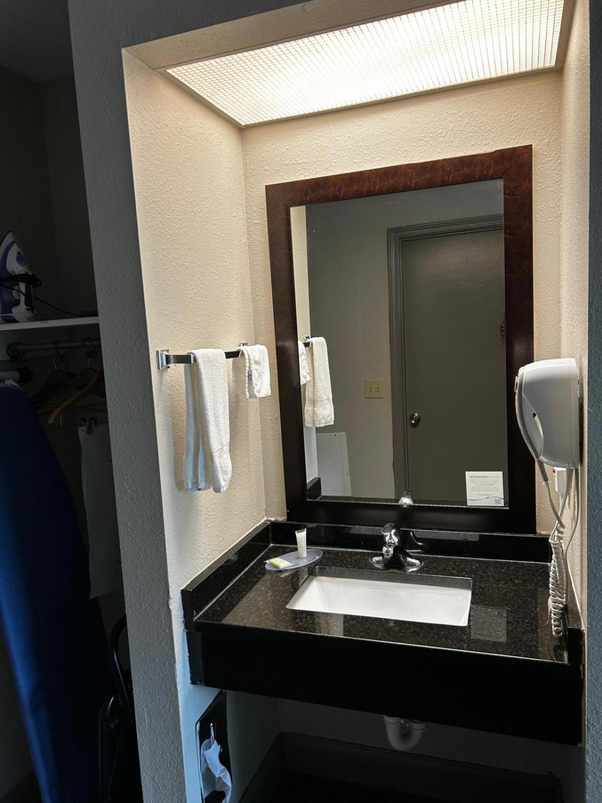 Days Inn By Wyndham Dahlonega University Area Екстериор снимка