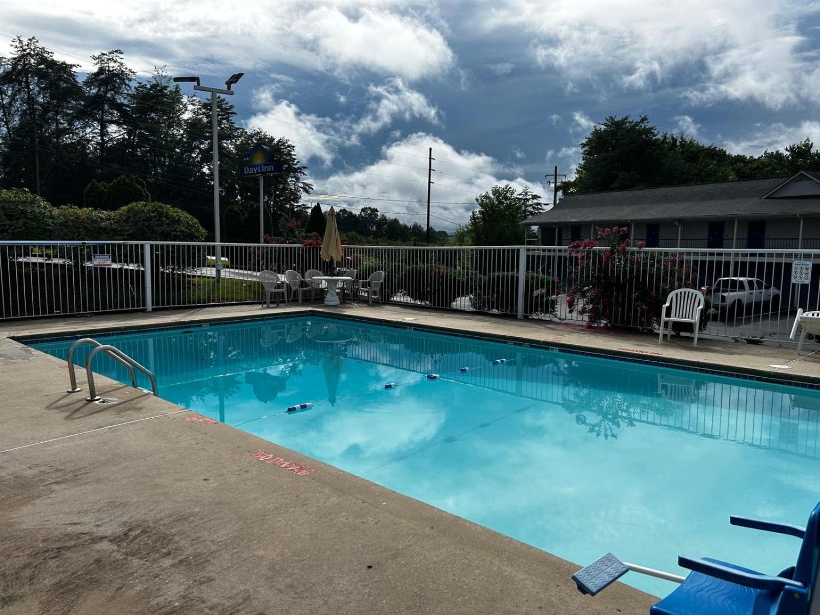 Days Inn By Wyndham Dahlonega University Area Екстериор снимка