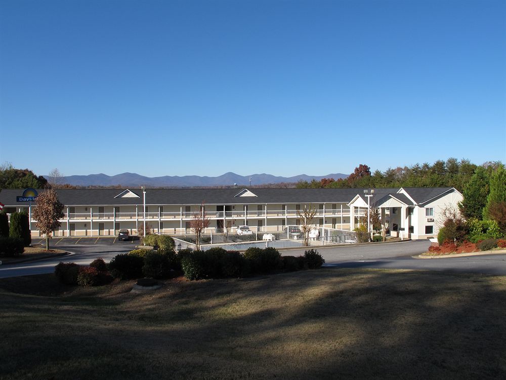 Days Inn By Wyndham Dahlonega University Area Екстериор снимка